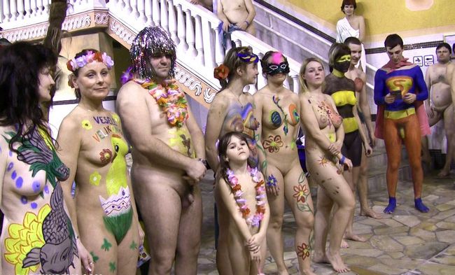 Parents and young nudists swimming in the pool video [Real nudism]