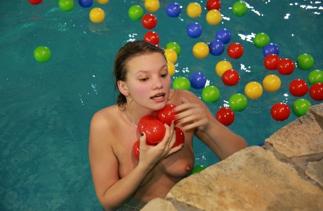 Family nudism photo in the water park [Real nudism]