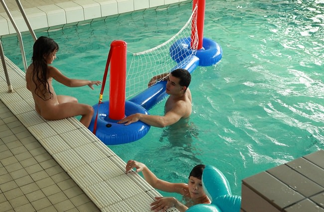They do not hesitate to bathe in the pool naked [Real nudism]
