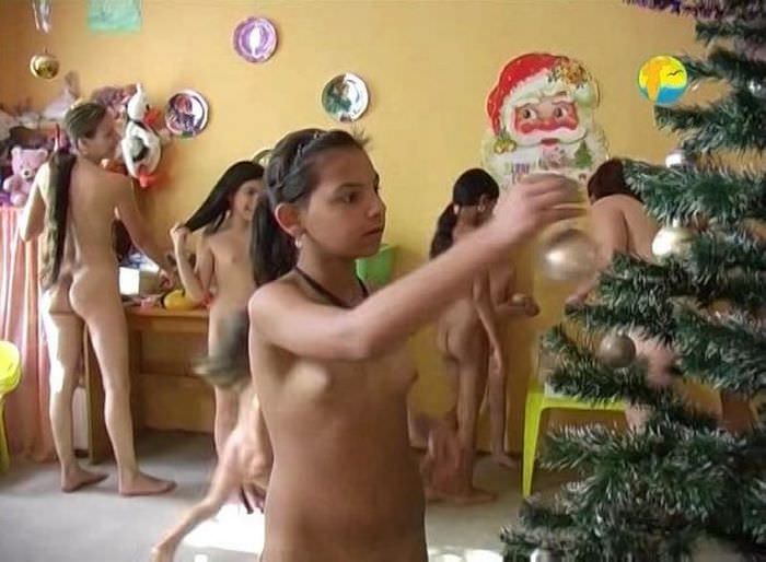 Christmas film about nudism (France) [Real nudism]